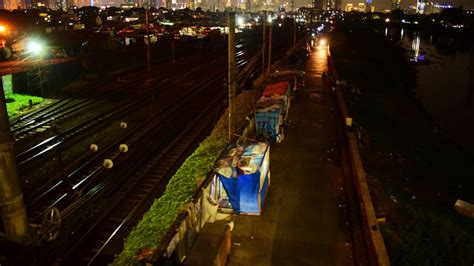 The service is intended to carry patrons between stops serving cities, town and village (depending on regions), its trains currently powered by diesel locomotives. Rumah Bedeng Pinggir Rel Kereta - Foto Tirto.ID - Tirto.ID