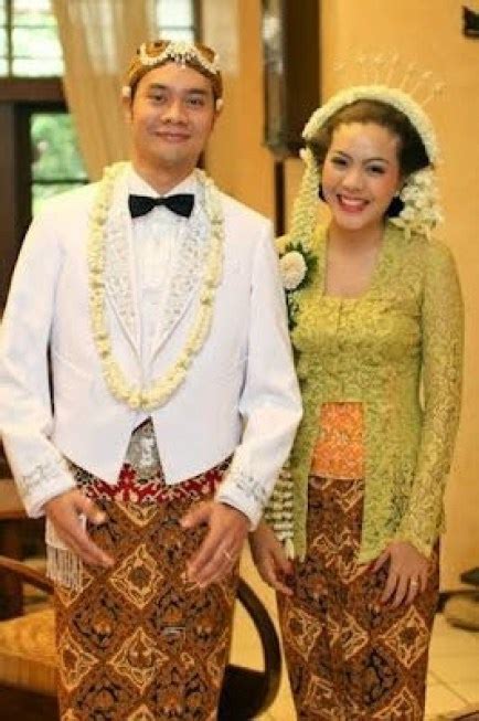 Download royalty free central java indonesia wedding couple. Inilah Keunikan Pakaian Adat Jawa Barat, Gambar beserta Keterangannya