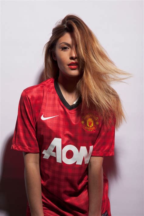 Manchester United Girl Wearing The Checkered Home Jersey 12 13 Soccer Girls Outfits Soccer