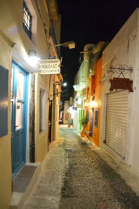 Quaint Little Street In Santorini Santorini Santorini Greece Street