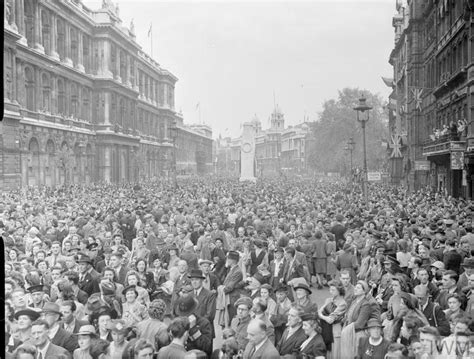 Film incorrectly states that ve day was the 13th may. VE DAY CELEBRATIONS IN LONDON, ENGLAND, UK, 8 MAY 1945 (D ...