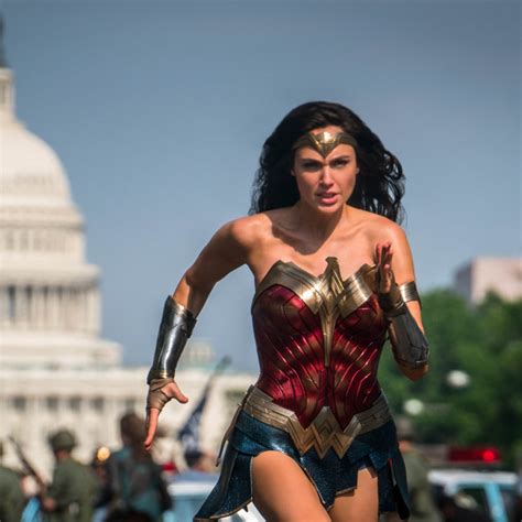 Gal Gadot Couldnt Breath In Her Initial Wonder Woman Costume Movie News Landmark Cinemas
