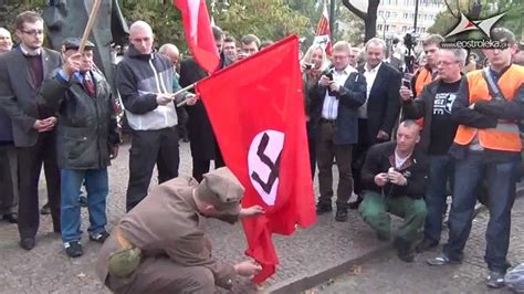 Katso heidän pisteytystään, seuraa heidän parhaita pelejään ja haasta heidät otteluun. ONR-owiec w mundurze NSZ-u podpala nazistowską flagę, 22.09.2012 r. - YouTube