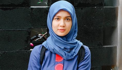 Foto Gaya Dea Annisa Dalam Balutan Hijab Anggun Dan Memesona Hot