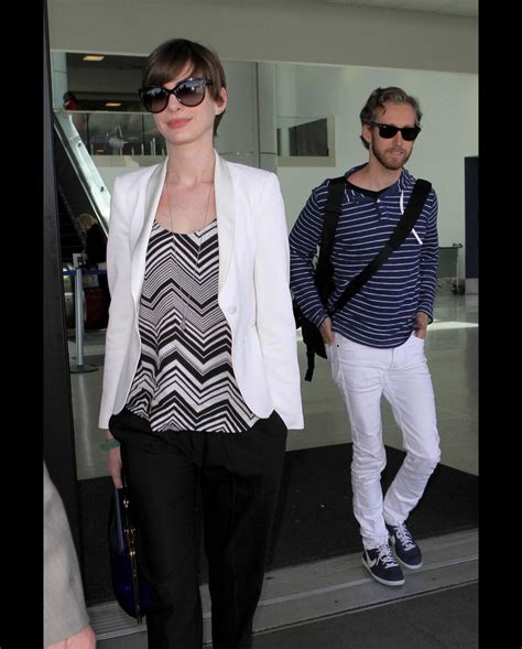 Photo Anne Hathaway Et Son Mari Adam Shulman à Laéroport De Los