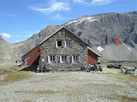 Zudem gehören uns die camona da cavardiras cas, die camona da punteglias cas, die muttseehütte sac sowie die kistenpasshütte. Muttseehütte - Fotos hikr.org