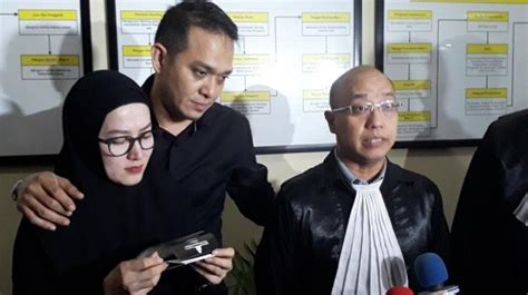 Kini fadlan jadi perhatian netizen setelah ia diduga mencoba bunuh diri dengan mengunggah foto bagian tubuhnya disayat. Perampok Rumah Fadlan Muhammad Kirim Surat, Begini Isinya ...