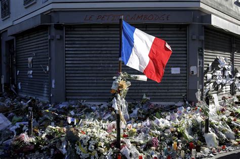 Un an après les attentats du novembre la France rend hommage à ses victimes
