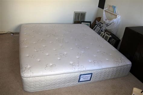 A king size mattress measures 5 feet wide and 6 feet 6 inches long, making it the second largest mattress size available. Items for Sale: Sealy Posturepedic Preferred Cal King ...