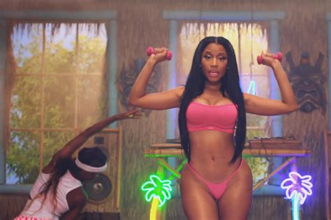 vidÉo nicki minaj bouge son postérieur dans le clip de anaconda