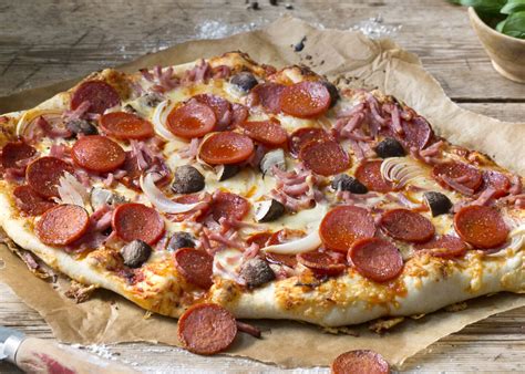 Pizzéria, étterem, elvitelre főző étterem. Gilde | Pizza med pepperoni og skinke