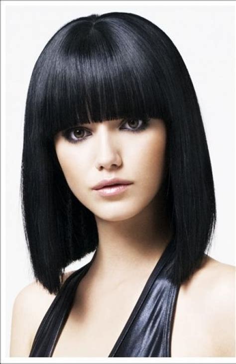 Brunette woman with black short hair. Black Bob Hairstyle Photos : Woman Fashion - NicePriceSell.com