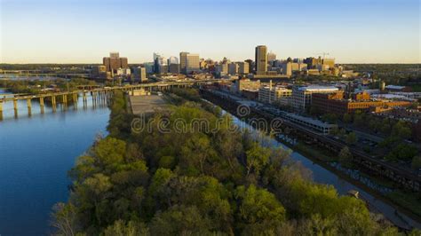 Parque Do Centro Richmond Virginia Do Beira Rio Da Skyline Da Cidade Da