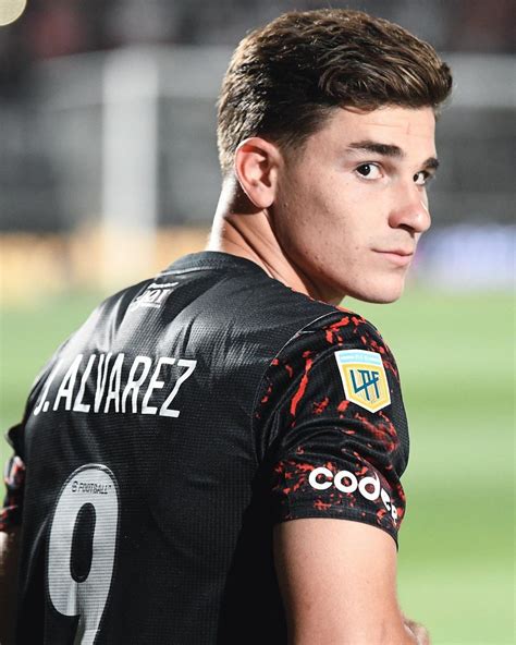river plate on instagram “1️⃣6️⃣ goles juliaanalvarez 🤩” jugadores de fútbol fotos del