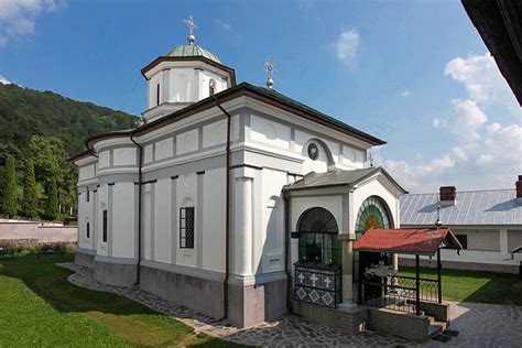 Manastirea se afla in comuna muereasca, judetul valcea. Manastirea Frasinei - Vâlcea Turistică