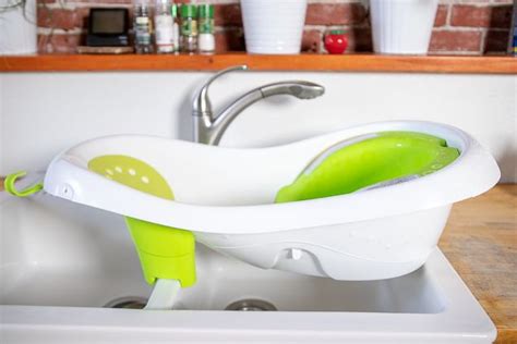 Read on to find out how to choose a baby bathtub, how they how to bathe a baby in a bathtub. The Best Baby Bathtubs and Bath Seats | Reviews by Wirecutter