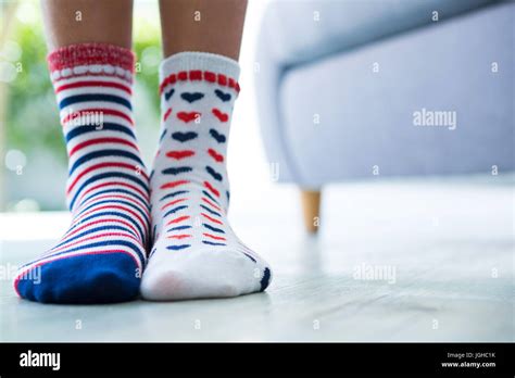 Girl Wearing Socks Fotos Und Bildmaterial In Hoher Auflösung Seite