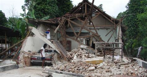 Gempa terkini di wilayah indonesia dengan magnitudo lebih dari atau sama dengan 5.0. Berita Terkini Gempa Bumi Aceh Sumatera 11 April 2012