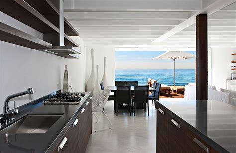Modern Malibu Beach House Combines Contemporary Interiors With Unending