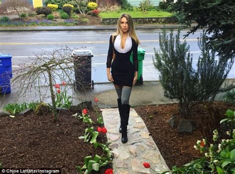 Chloe Lattanzi Flaunts Ample Cleavage While House Hunting Daily Mail Online