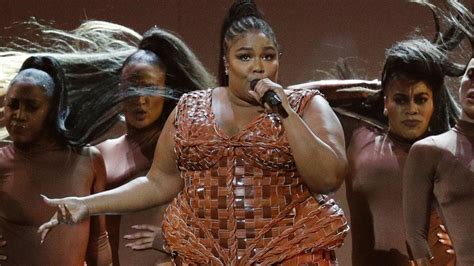 Lizzo Sparks Body Debate With 10 Day Smoothie Diet Bbc News