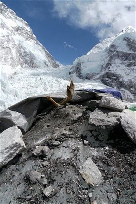 Dead bodies on the route and in tents at camp 4. Dead bodies on Mount Everest - Imgur | all | Pinterest
