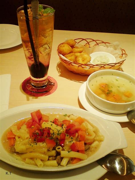 Yuk, kita buat zuppa soup ala pizza hut untuk disantap kala hujan. Blueberry soda, fried squid, mushrooms noodle and chicken soup at Pizza Hut - my favourite lunch ...