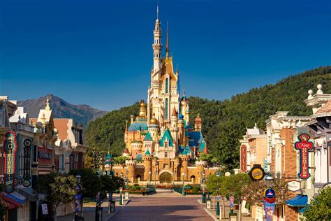 We spent 2 days in disneyland hong kong because we're just so mesmerized and wanted to slow down and soak up the atmosphere. Castle of Magical Dreams Hong Kong Disneyland-5 - DAPS MAGIC