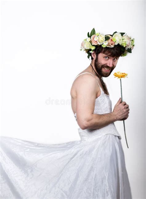Uomo Barbuto In Vestito Da Sposa Di Una Donna Sul Suo Corpo Nudo Posante Sposa Barbuta