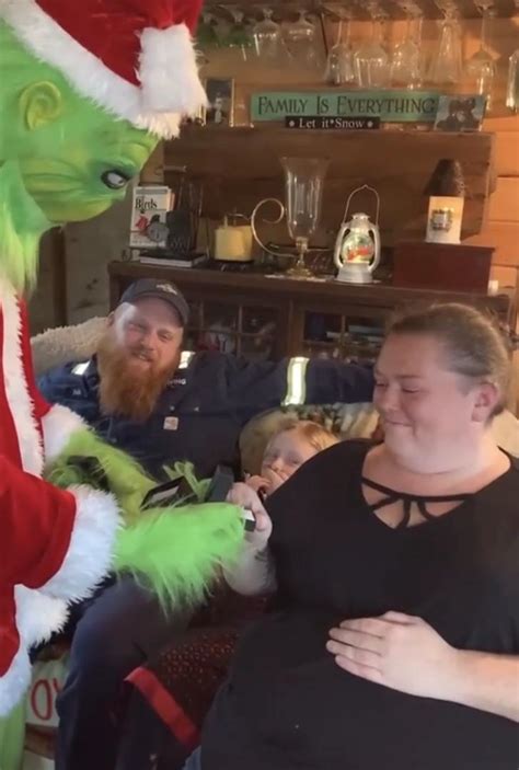 Man Wears Grinch Costume To Re Propose His Wife On Christmas Jukin Licensing