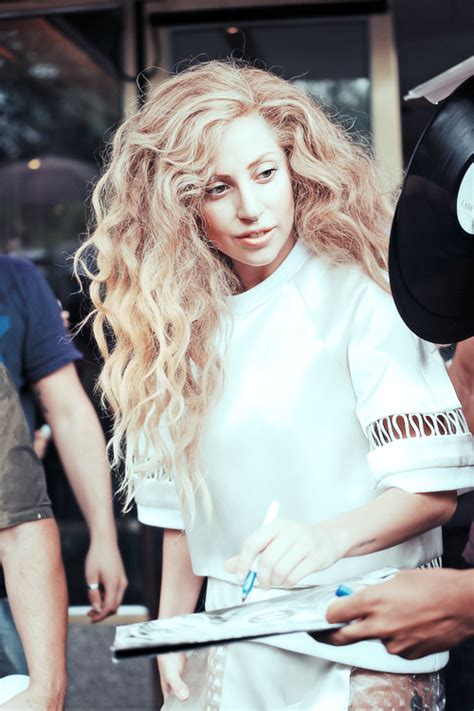 Photos proving that lady gaga is a beautiful, natural and elegant woman with class. Lady Gaga All Natural - Lady Gaga Age