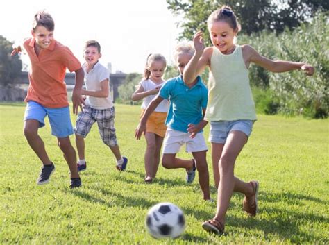 Quien consiga el total de bazas que se. Futbol 101 para niños: Reglas básicas para jugar | Mundo ...