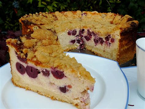 Nehmen sie den kuchen aus dem ofen, lassen ihn auf einem kuchengitter abkühlen und bestäuben ihn mit dem puderzucker. Feiner Kirsch-Käsekuchen mit Streuseln - Drei in Einem