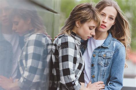 Sinnliga Lesbiska Par Som Var I Stånd Till Att Kyssa Isolerade På Grå Färger Arkivfoto Bild