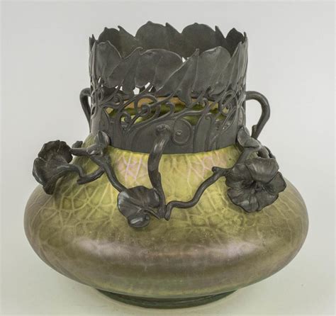Vase Art Nouveau Circa 1905 Iridescent Green Veined Glass In The Manner Of Loetz With Stylised