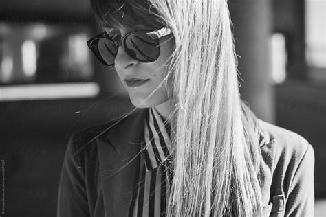 Black And White Portrait Of Modern Woman Wearing Sunglasses Del Colaborador De Stocksy Brkati