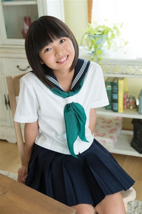 姫川優花 緑色スカーフの白いセーラー服画像