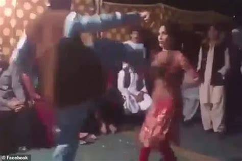 شادی میں ڈانس کررہی تھی خاتون، سب کے سامنے شخص نے آکر عورت کی چھاتی پر کردی یہ حرکت News18 اردو