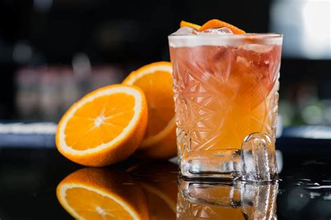Fresh squeezed orange juice will lend your drink added sophistication and flavor. Screwdriver (Vodka Orange) Ricetta Cocktail | MixolopediA