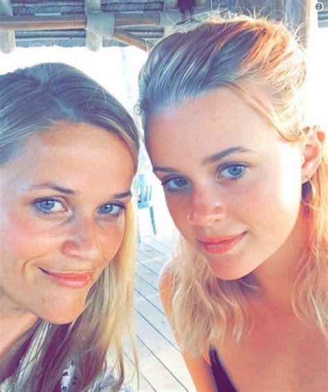 Reese Witherspoons Teenage Daughter Is Peddling Pizza Pies At La Restaurant Pmq Pizza Magazine