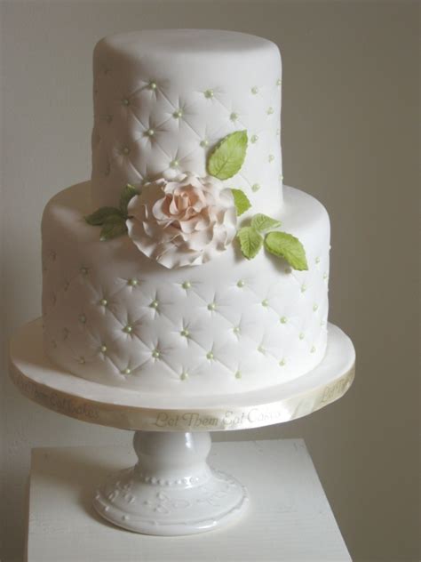 25 Cute Small Wedding Cakes For The Special Occassion