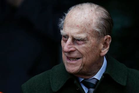 The death of prince philip on friday renewed the question of why the queen's husband was never queen elizabeth ii and prince philip, duke of edinburgh pose for a portrait at home in buckingham. Le prince Philip victime d'un accident de voiture (Détail ...