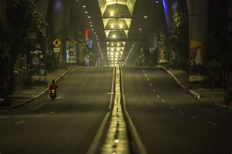 Foto Malam Malam Yang Sunyi Di Kota Metropolitan Foto Id