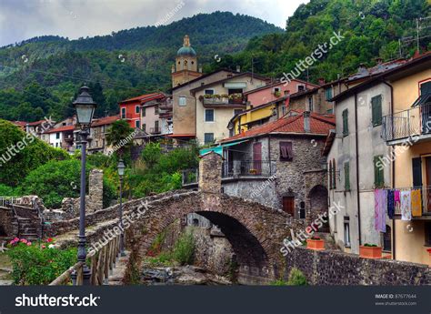 Stamani durante una manovra di chiusura del ponte, la struttura è crollata per cause in corso di accertamento. pignone, la spezia, il ponte romano | Il ponte romano ...
