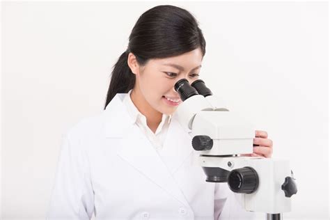 顕微鏡の種類や特徴を徹底解説！用途や顕微鏡選びのポイントも紹介