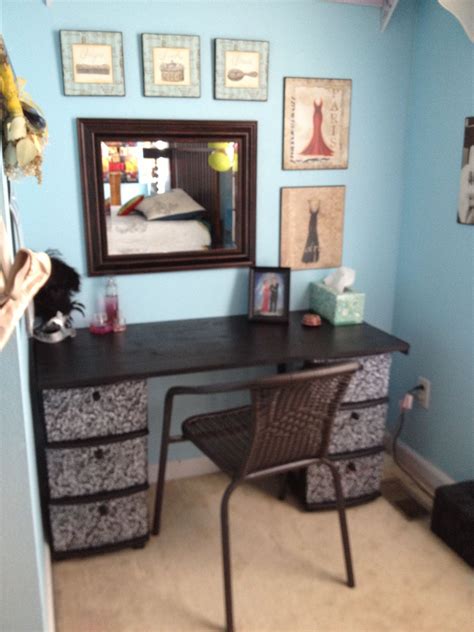 In this instructable, i made a makeup vanity. Finally a work space for crafts and projects!! Knew in my ...