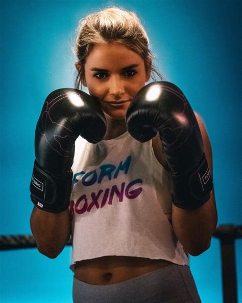 Pin By Rich Saunders On Poses Boxing Girl Beautiful Athletes Women