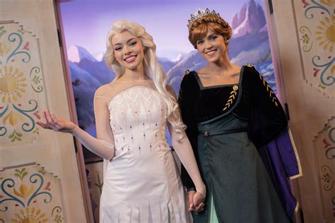 anna and elsa debut frozen 2 costumes in epcot and disney parks worldwide