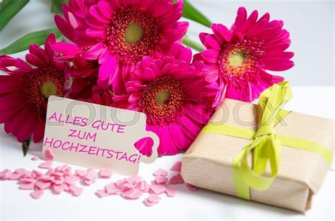 Brautpaare erinnern sich gerne an einen herzlichen spruch in der glückwunschkarte. Hochzeitstag | Stockfoto | Colourbox