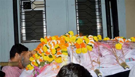 Nana Patekars Mother Dies At 99 Last Rites Performed At Oshiwara Crematorium People News